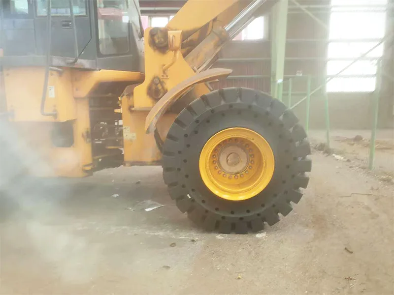 பிரேசிலில் உள்ள ஒரு கண்ணாடி தொழிற்சாலை 23.5-25 திட டயர்களைப் பயன்படுத்துகிறது